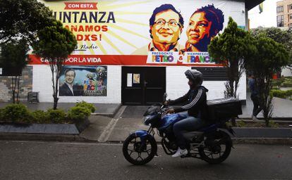 Un hombre pasa frente a la sede de campaña del candidato Gustavo Petro