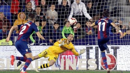 José Luis Morales anota el tercer tanto del Betis ante el Levante.