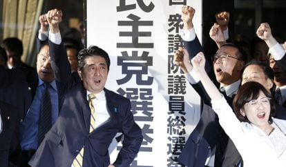 Shinzo Abe (centro) en un acto del Partido Liberal Dem&oacute;crata el viernes para presentar la campa&ntilde;a para los comicios de diciembre