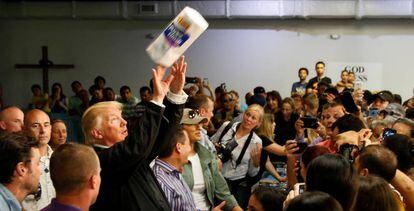 Donald Trump lanza rollos de papel higi&eacute;nico a los puertorrique&ntilde;os en San Juan, el martes.