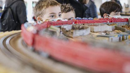 Un niño observa uno de los modelos de trenes en Expomodeltren.