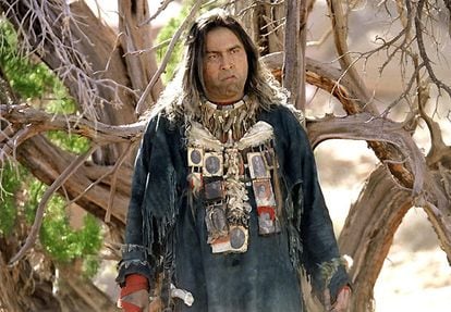 Eric Schweig como el brujo apache de 'Desapariciones'.