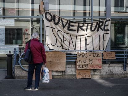 Varios carteles frente al teatro de La Colina de París reclaman la reapertura de las salas en Francia.