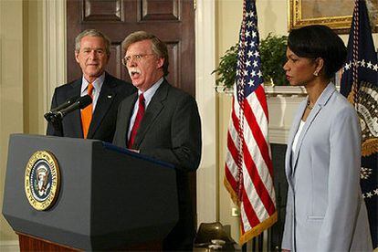 El ya embajador de EE UU ante la ONU, John Bolton, pronuncia su discurso de aceptación ante Bush y Rice.