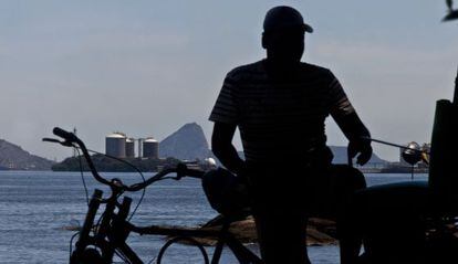 Un hombre ante una plata de Petrobras en Río de Janeiro.