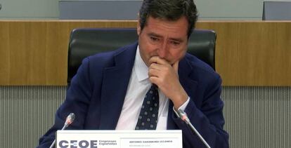 Antonio Garamendi, presidente de la CEOE, visiblemente emocionado durante la Asamblea General de la organización.