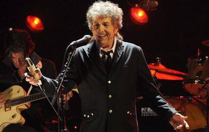 Bob Dylan durante una actuación en Los Ángeles, el 12 de enero de 2012.