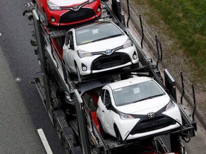 Coches de Toyota transportados por las carreteras de Reino Unido