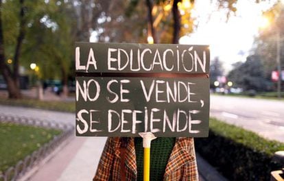 Manifestación con el lema "La Educación no es gasto es inversión. No a los recortes" que transcurre desde las seis y media de Neptuno a Sol.