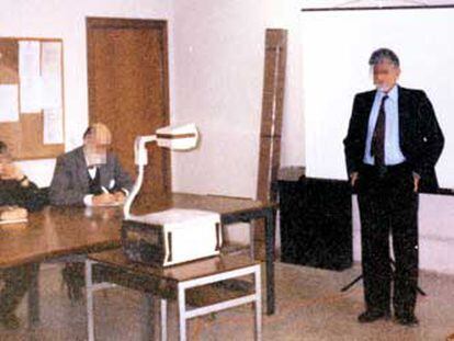 A la izquierda, El Tunecino, durante sus clases de doctorado en la Universidad Autónoma de Madrid.