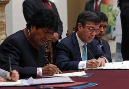 El mandatario boliviano, Evo Morales (i), y el presidente del Banco Interamericano de Desarrollo (BID), Luis Alberto Moreno, participan este miércoles 14 de agosto de 2013, en la firma de contratos de préstamo por más de 140 millones de dólares con el Gobierno de ese país.