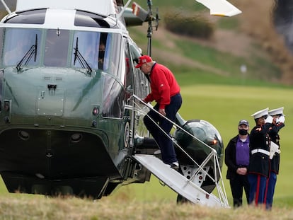 Donald Trump aborda el 'Marine One' para volver a la Casa Blanca tras jugar al golf en Sterling, este jueves.