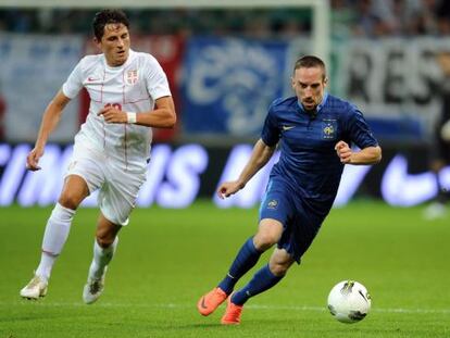 Rib&eacute;ry se marcha de un futbolista serbio.