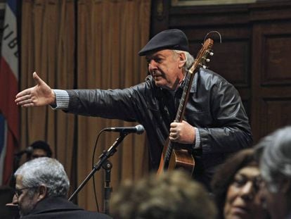 El músico Daniel Viglietti después de tocar en la fundación Mario Benedetti en Montevideo.
