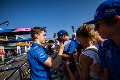 Óscar Piastri firma autógrafos durante el GP de Francia.