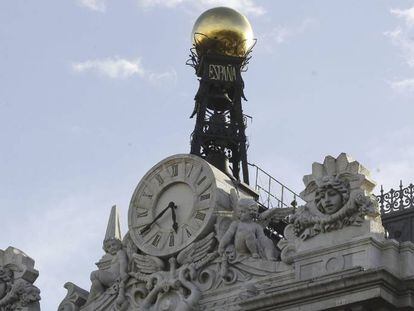 Reloj en la fachada de la sede del Banco de Espa&ntilde;a, en la Plaza de Cibeles en Madrid. EFE/Archivo