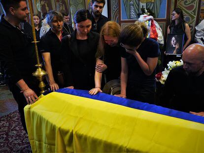 Parientes y amigos de la escritora ucrania Victoria Amelina, en su funeral este martes en Kiev, Ucrania.