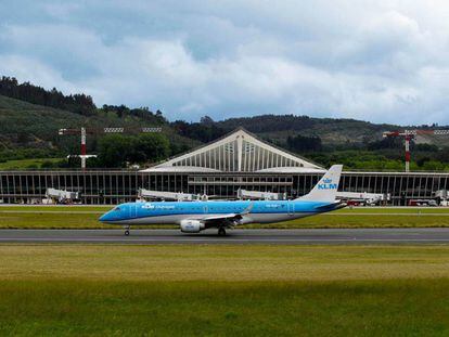 Vista general del aeropuerto de Bilbao, en Loiu.