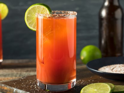 La michelada es una traidicional y refrescante bebida mexicana con un ligero toque picante.