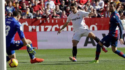FOTO: Ben Yedder hace el primer gol del Sevilla. / VÍDEO: Declaraciones de lo entrenadores tras el partido.