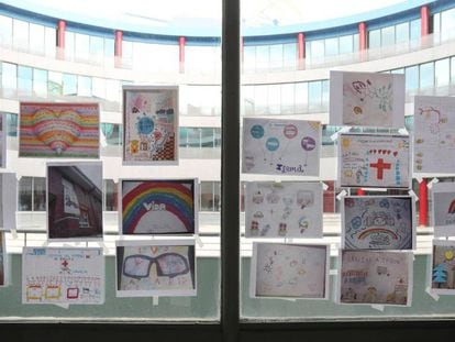 Los dibujos de los niños decoran las ventanas y paredes del hospital de campaña instalado en el pabellón 9 de Ifema, Madrid.