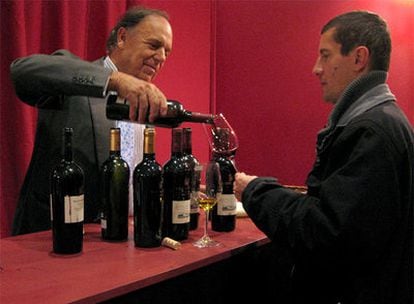 Carlos Falcó, presidente de Grandes Pagos, sirve uno de sus vinos.