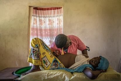 Kabon Kaba Nanga, partera del centro de salud de Gondeye, Chad, junto a su paciente, Kadja, durante una visita prenatal en la nueva sala de partos, atención prenatal y posnatal.