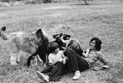 Joan Manel Serrat en la casa de los Regás. Llofriu 1971.