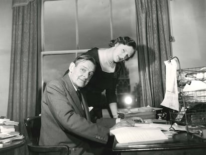 El poeta T. S. Eliot y su segunda esposa Valerie, en su casa en 1958. 