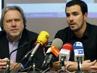 El diputado de IU Alberto Garz&oacute;n, junto al diputado europeo de Syriza, Georgios Katrougalos.