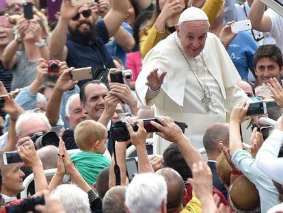 El Papa saluda a los fieles, este mi&eacute;rcoles en la plaza de San Pedro del Vaticano.