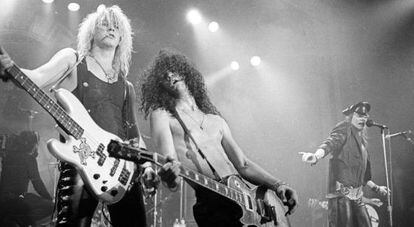 Guns N' Roses, con Duff McKagan al bajo, Slash a la guitarra y Axl Rose en la voz.