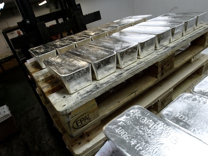 Un palé con lingotes de plata en una planta de Polonia, en una fotografía de archivo.