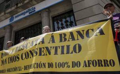 La plataforma de afectados por las preferentes de Compostela se concentró ante la oficina principal de NCG Banco en Santiago. EFE/Archivo