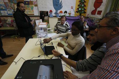 Mesa electoral en el colegio Menendez Pelayo del centro de Madrid.