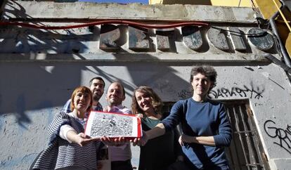 Las concejales de Valencia Pilar Soriano, Glòria Tello y Maria Oliver con los profesores que realizan la ruta ante el refugio de la calle Serranos.