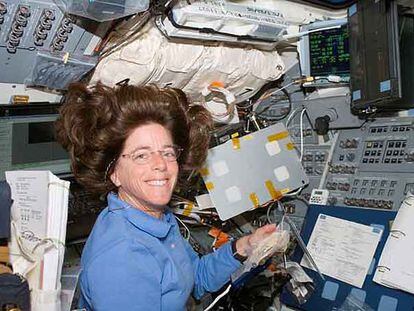 La astronauta y maestra Barbara Morgan, en el <i>Endeavour.</i>
