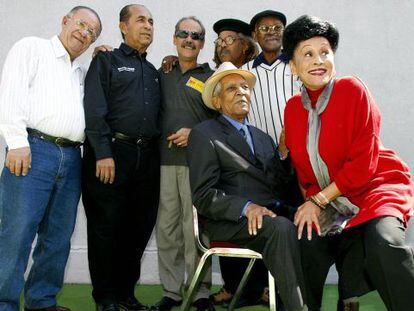 Omara Portuondo y Compay Segundo (sentados, en primer plano), junto a otros integrantes del grupo Buena Vista Social Club