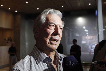 Vargas Llosa atiende ayer a los periodistas tras recibir el anuncio de la Academia Sueca.