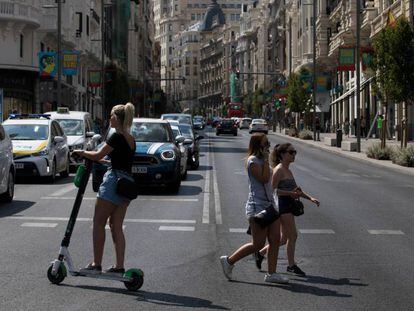 Varias personas cruzan por la Gran Vía, en el interior de Madrid Central. En vídeo: el PP de Madrid, del rechazo a sacar pecho porque se multe.