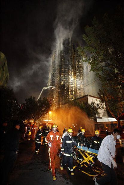 Los equipos de rescate trabajan en las inmediaciones del edificio en llamas en Shanghái.