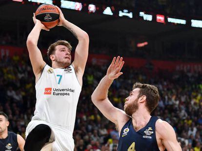 Doncic tira a canasta ante Melli.