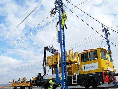 Operarios de Elecnor en la electrificación del tramo del AVE Córdoba-Málaga en Puente Genil.