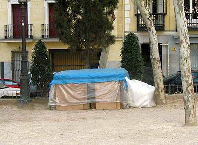 La fotografía<i> Arquitectura I, </i>de Concha Pérez, muestra una construcción sobre un banco de la plaza de las Salesas en la que vive un mendigo.