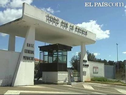 La Guardia Civil investiga cómo un número sin determinar de personas hicieron sonar las alarmas perimetrales de la base militar de Menacho de Bótoa (Badajoz), poco después las del armero, se llevaron 30 armas, y salieron huyendo sin ser vistos.