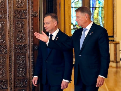 Los presidentes de Polonia y Rumania, Andrzej Duda (izquierda) y Klaus Iohannis, en una comparecencia este viernes en Bucarest.