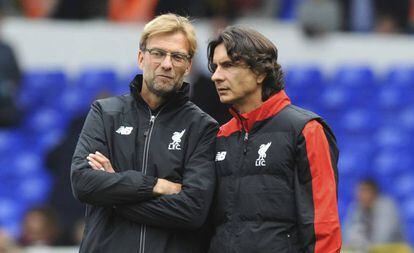 Klopp y Buvac dialogan antes de un partido del Liverpool.