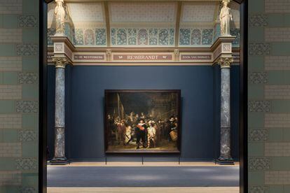 El cuadro "La ronda de noche" en la sala de Rembrandt.