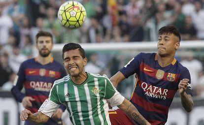 Montoya lucha con Neymar por un bal&oacute;n.