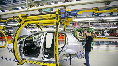 Una empleada en una fabrica de coches.